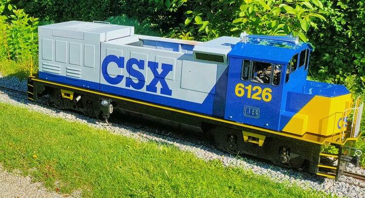 Die CSX ist eine benzinbetriebene Lokomotive, die im Blüba in Ludwigsburg im Einsatz ist.